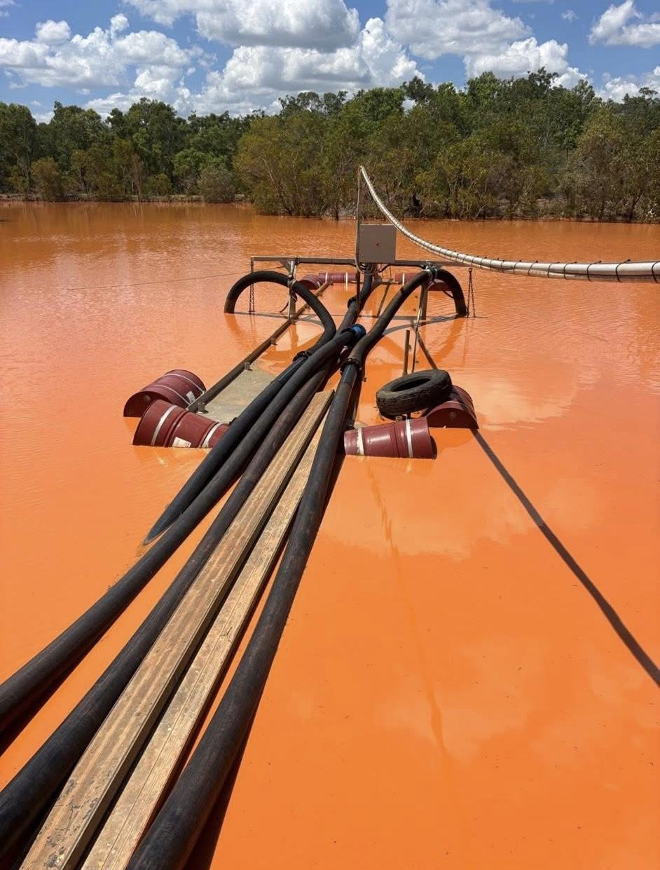 Floating pump platform in tailings dam