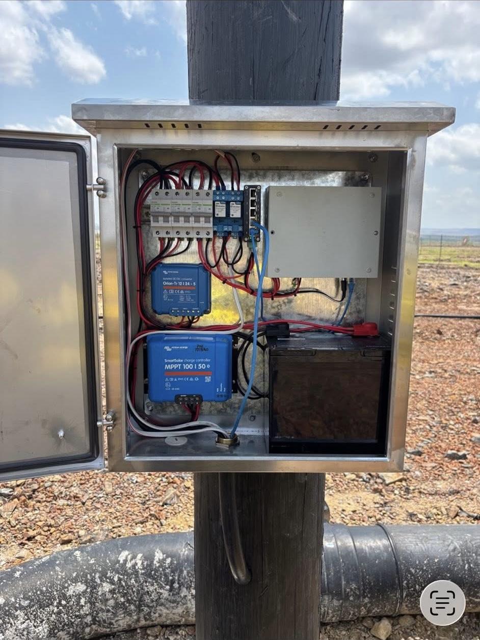 Victron MPPT 100|50, Orion DC-DC converter, battery and TP-Link switch